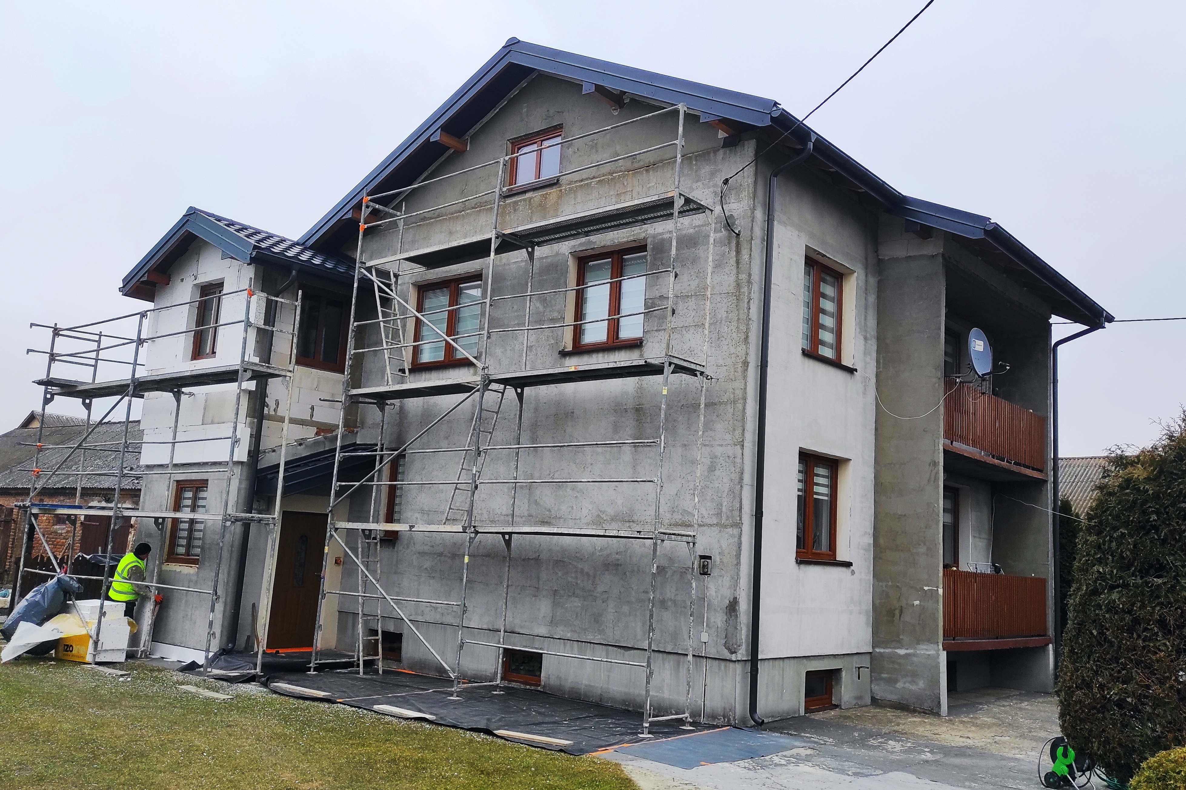 Docieplenie elewacji domu jednorodzinnego przed wykonaniem warstwy zbrojonej – Lublin, Obelisk Tynki Elewacje